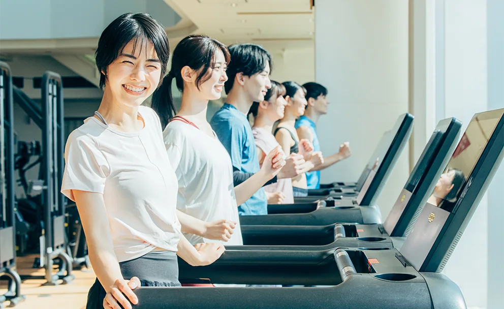 ジムで運動する人たち